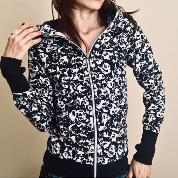 Black and White Lululemon hoodie scuba - Picture 5 of 12
